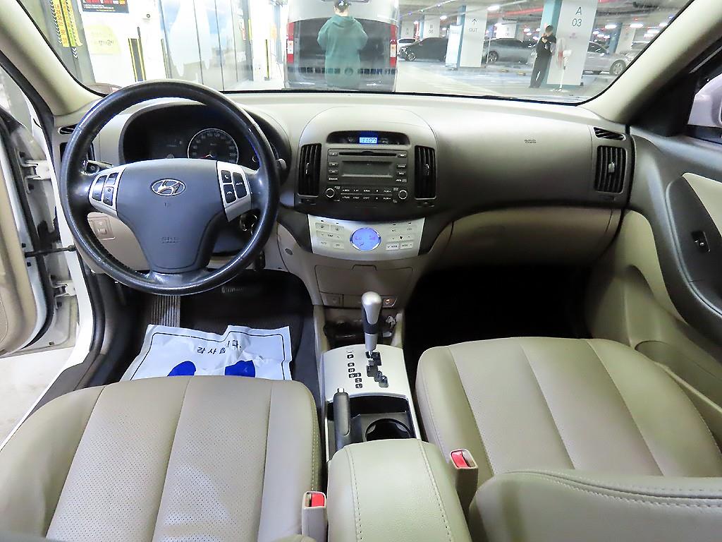 HYUNDAI Avante - Vista 10