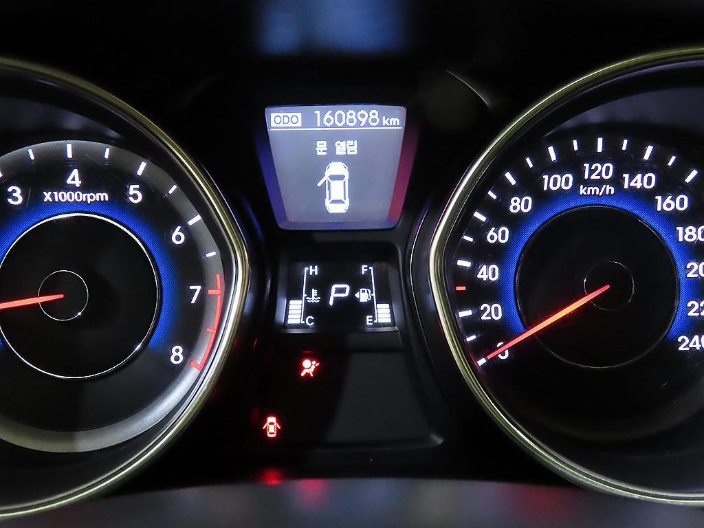 HYUNDAI Avante - Vista 9