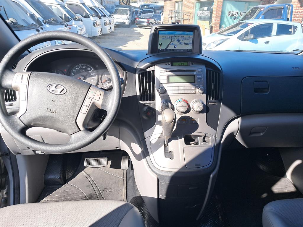 HYUNDAI Starex - Vista 5