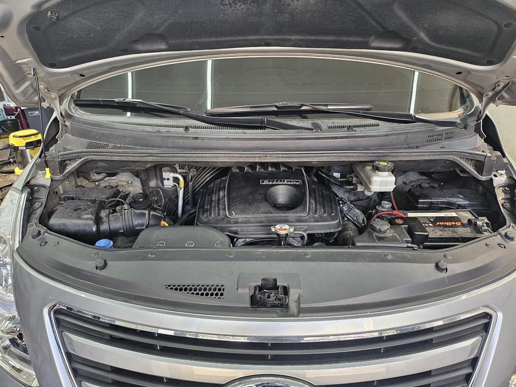 HYUNDAI Starex - Vista 7