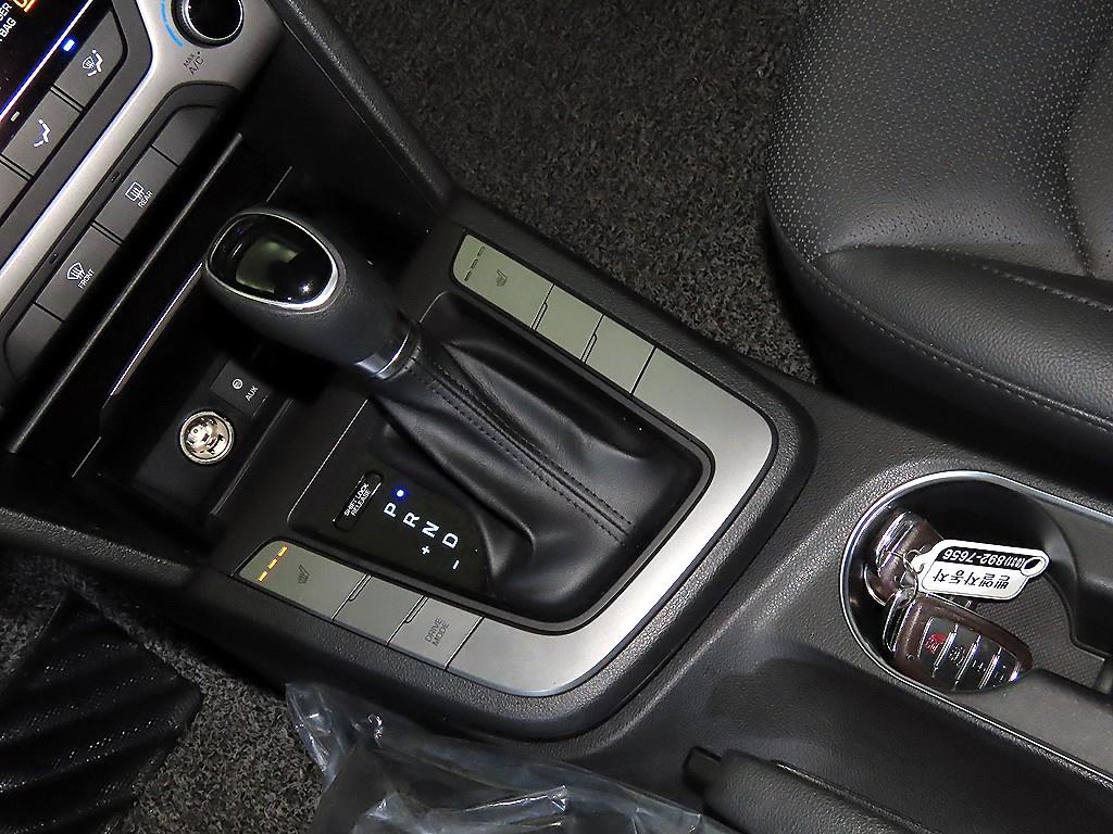 HYUNDAI Avante - Vista 12