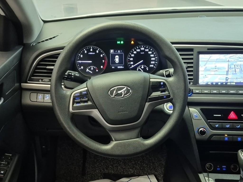 HYUNDAI Avante - Vista 9