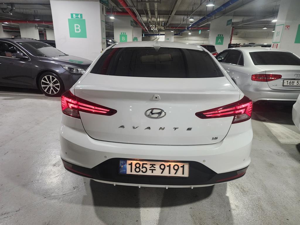 HYUNDAI Avante - Vista 4