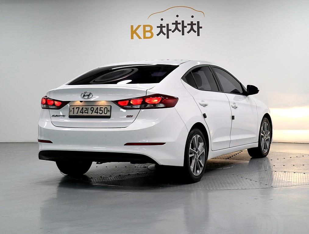 HYUNDAI Avante - Vista 3