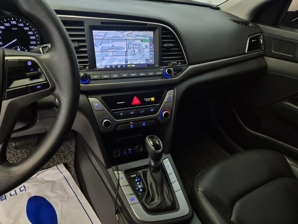 HYUNDAI Avante - Vista 10