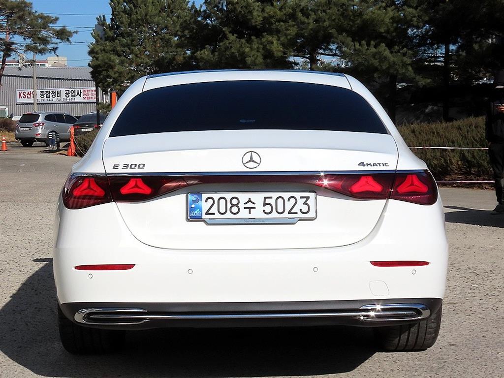 Mercedes Benz E class - Vista 4