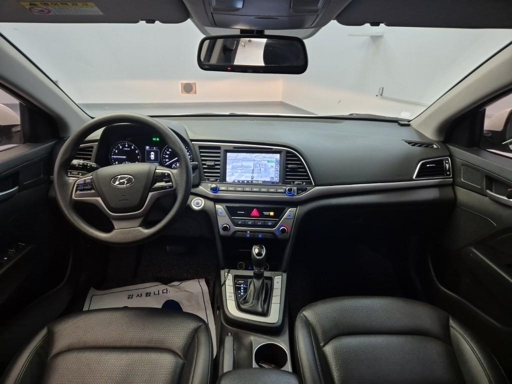 HYUNDAI Avante - Vista 7