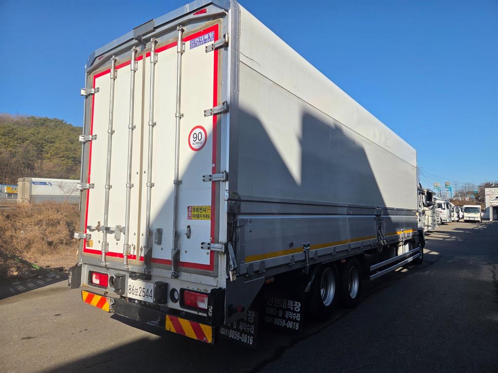 medium and large cargo truck - Vista 4