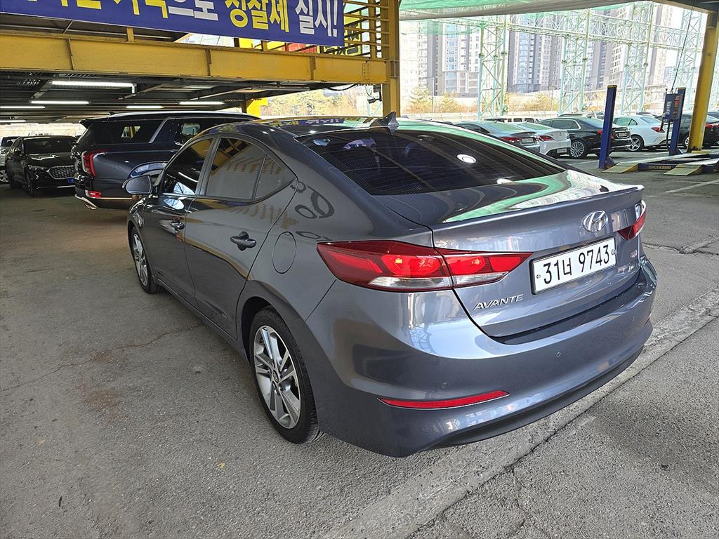 HYUNDAI Avante - Vista 7