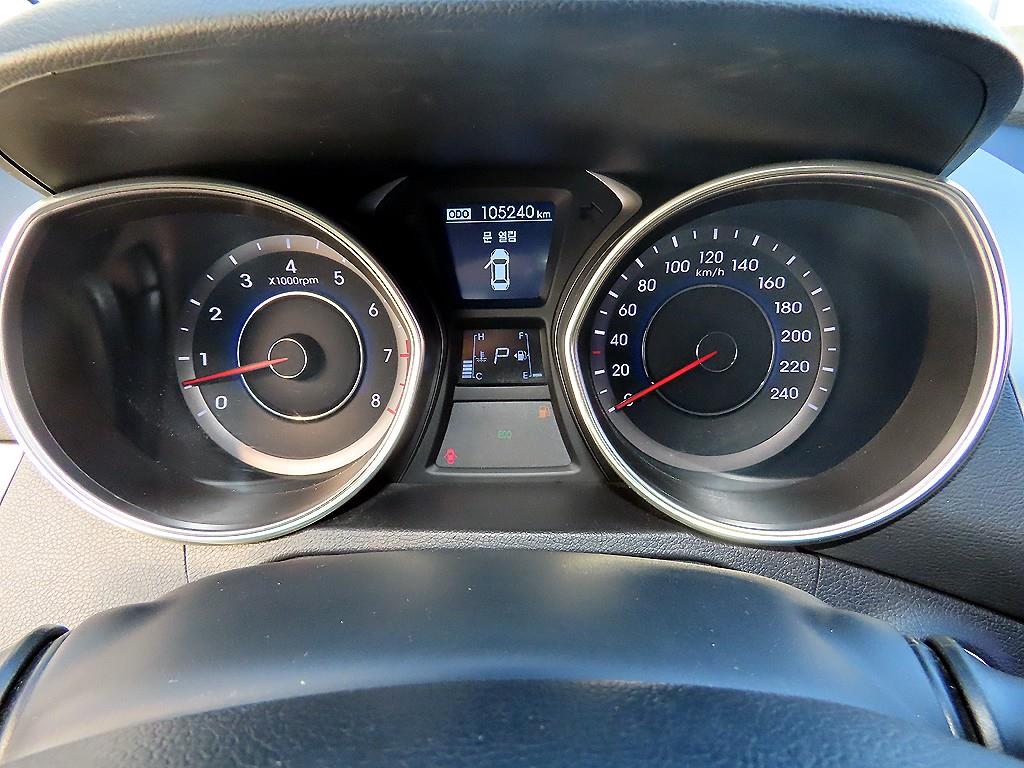 HYUNDAI Avante - Vista 9