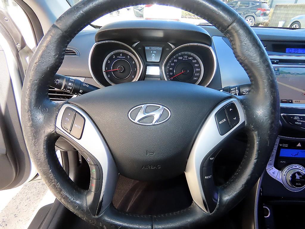 HYUNDAI Avante - Vista 8