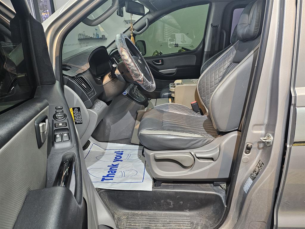 HYUNDAI Starex - Vista 8