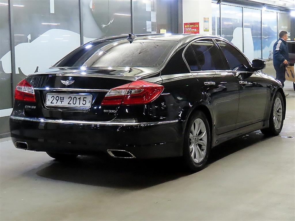 HYUNDAI Genesis - Vista 4