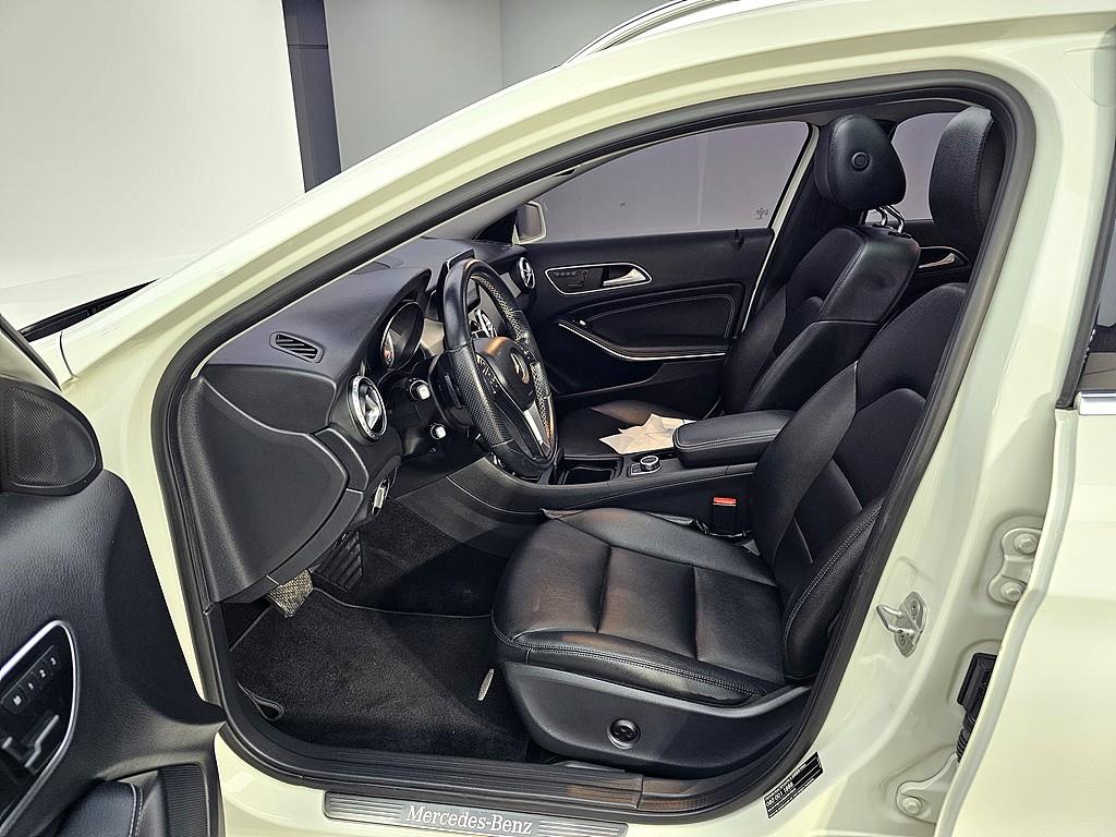 Mercedes Benz GLA Class - Vista 8