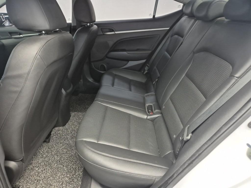 HYUNDAI Avante - Vista 12