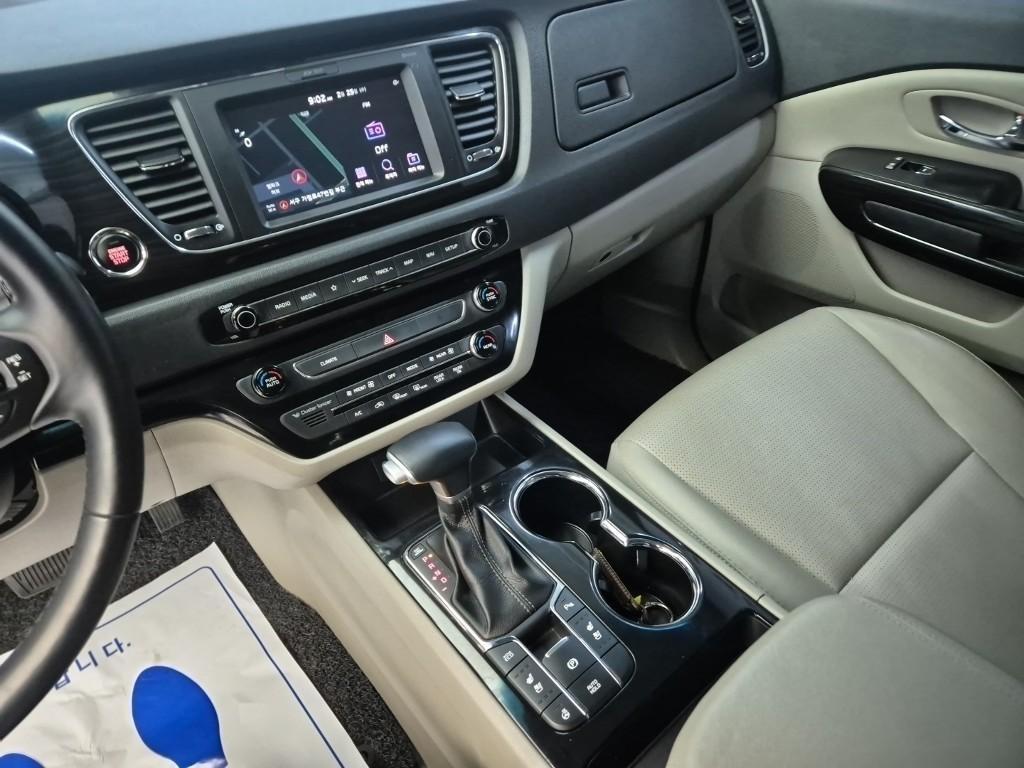 KIA Carnival - Vista 9