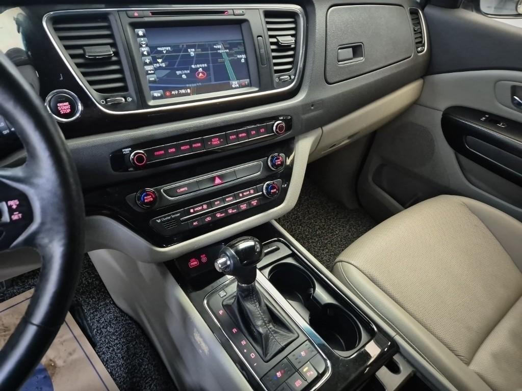 KIA Carnival - Vista 10
