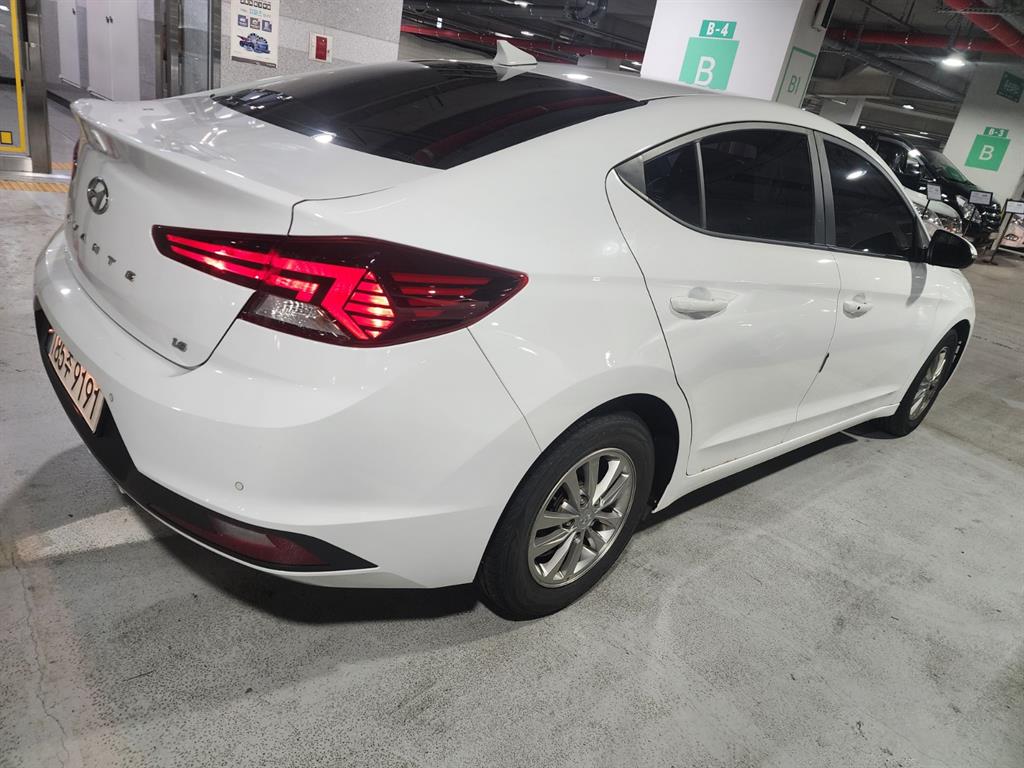 HYUNDAI Avante - Vista 6