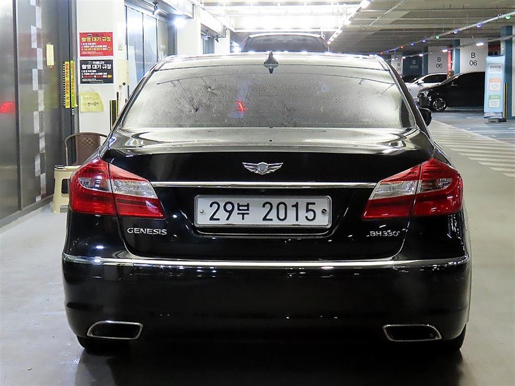 HYUNDAI Genesis - Vista 5