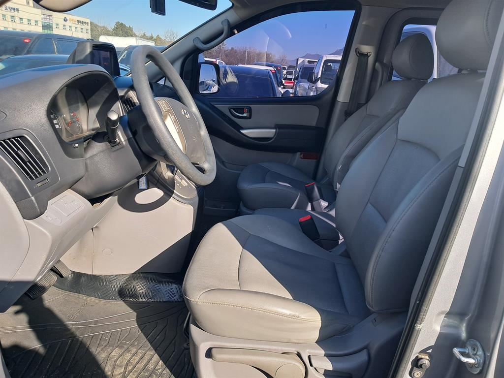 HYUNDAI Starex - Vista 12