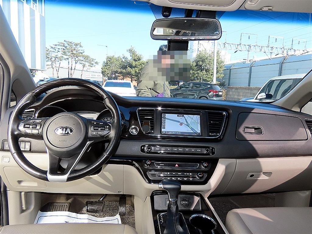 KIA Carnival - Vista 8