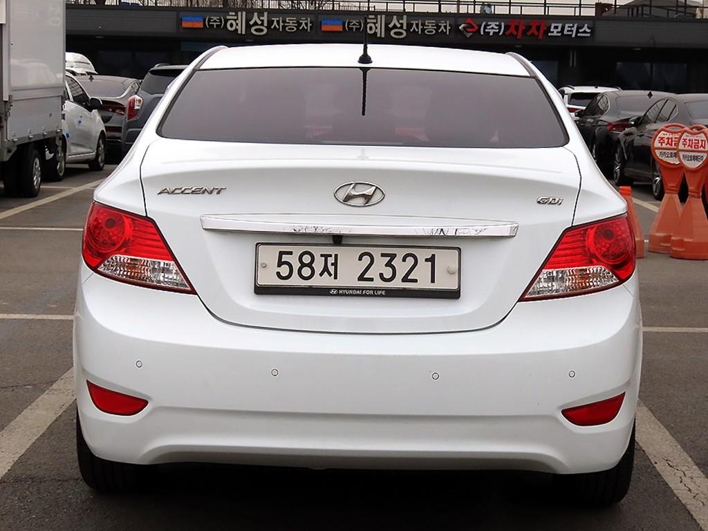 HYUNDAI Accent - Vista 4