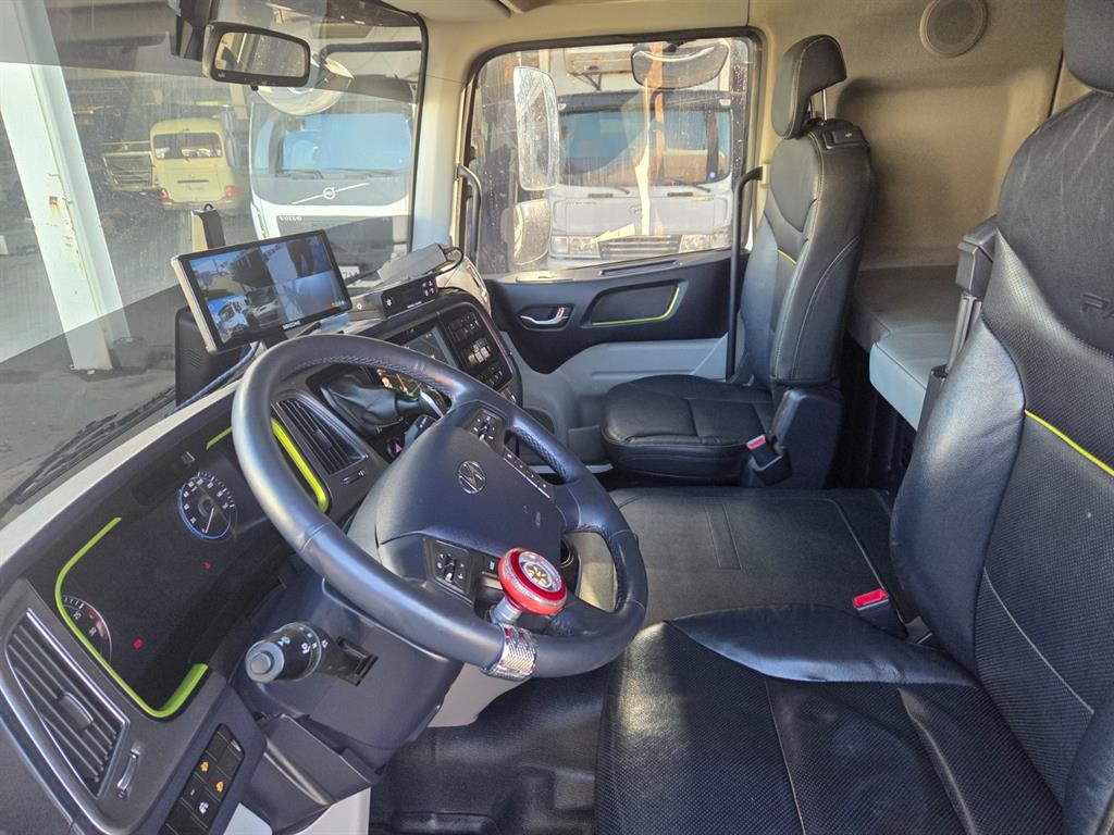 medium and large cargo truck - Vista 9