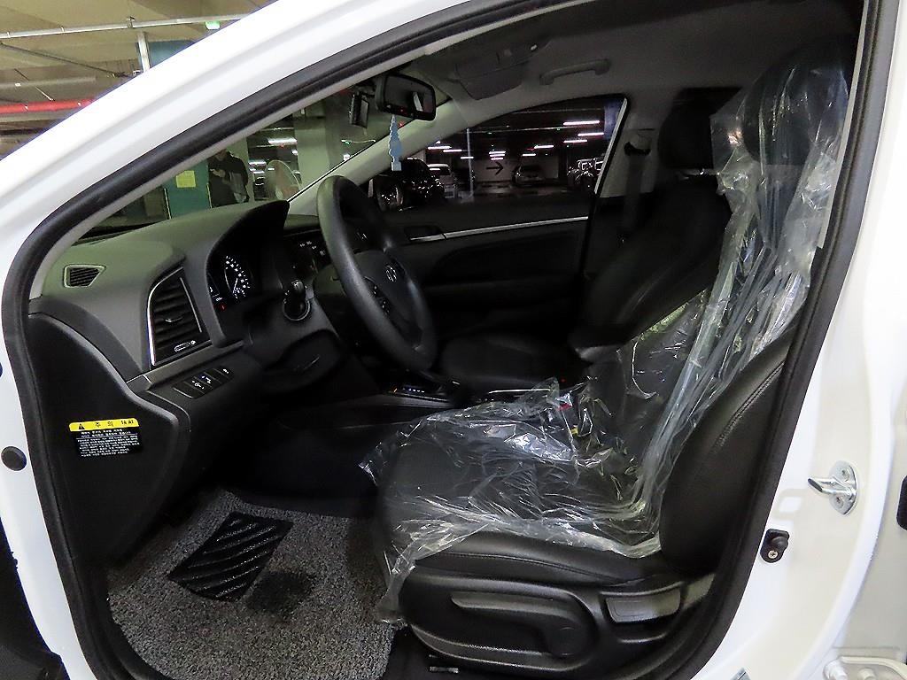 HYUNDAI Avante - Vista 6