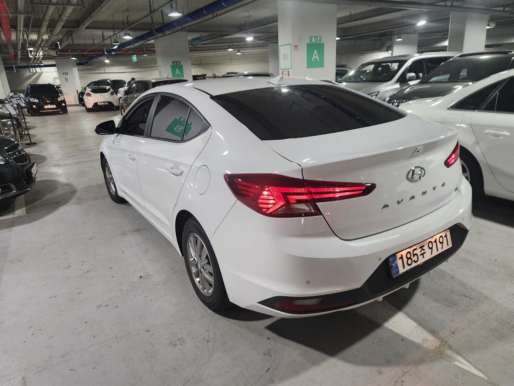 HYUNDAI Avante - Vista 5