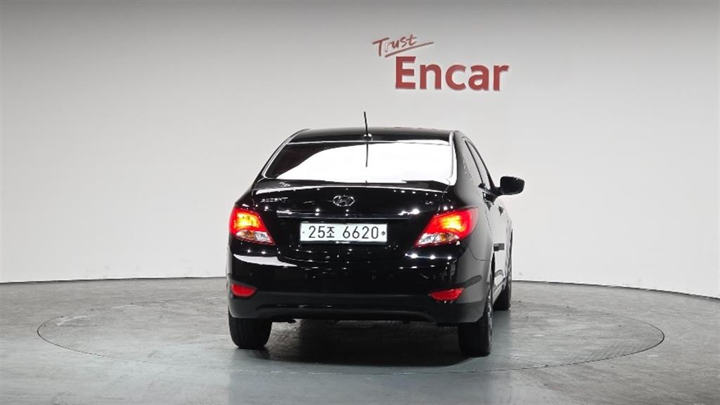 HYUNDAI Accent - Vista 4