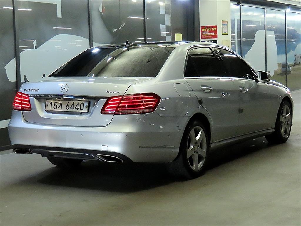 Mercedes Benz E class - Vista 4