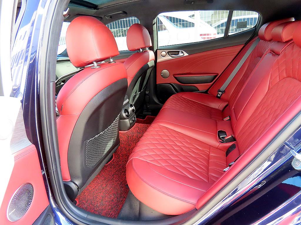 KIA Stinger - Vista 6