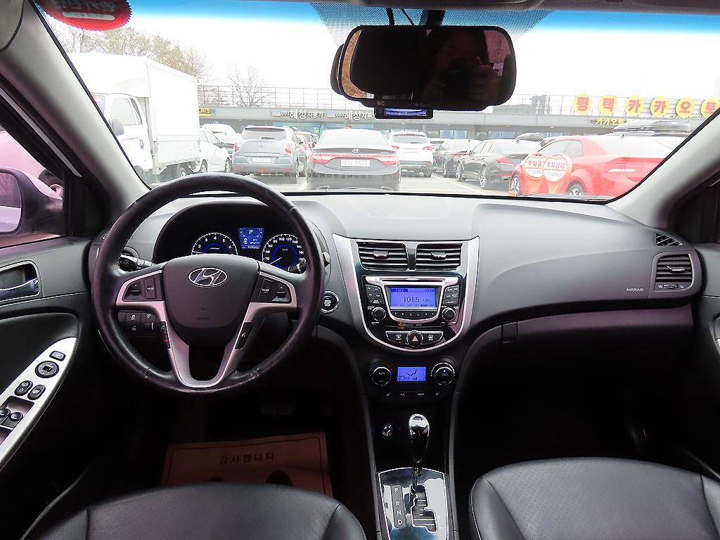 HYUNDAI Accent - Vista 9