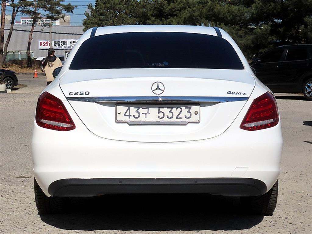 Mercedes Benz C Class - Vista 4