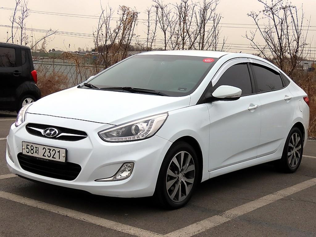 HYUNDAI Accent - Vista 2