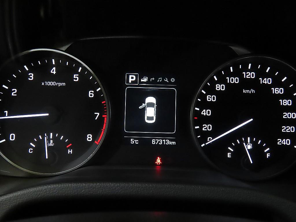 HYUNDAI Avante - Vista 9