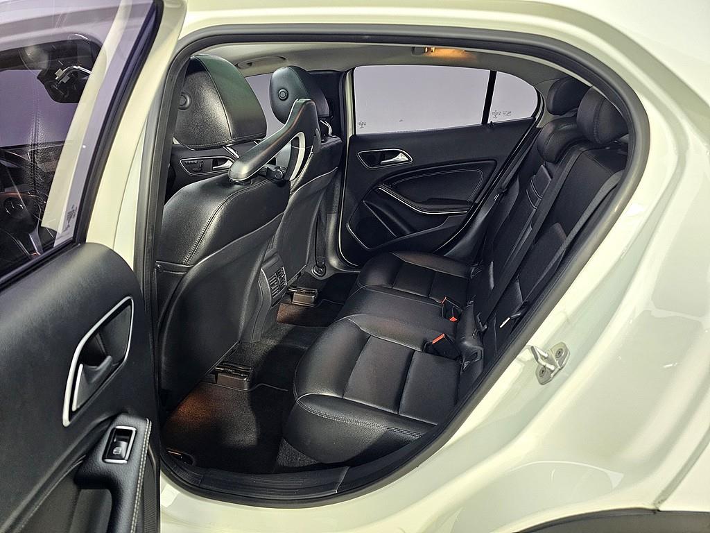 Mercedes Benz GLA Class - Vista 9