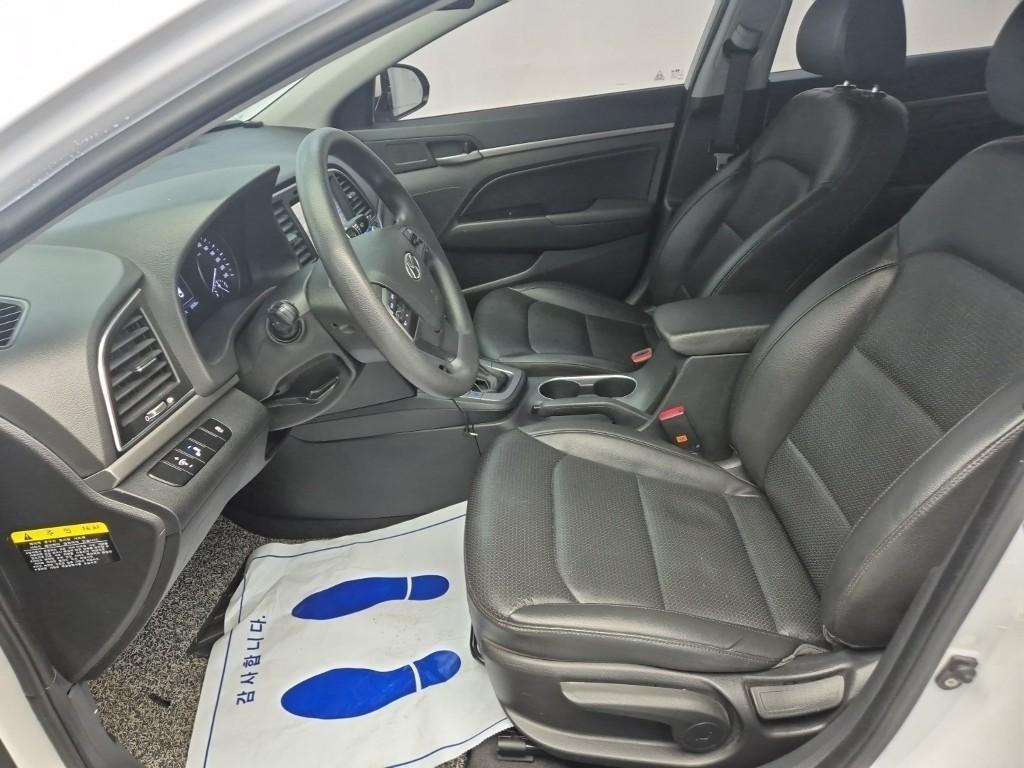 HYUNDAI Avante - Vista 11