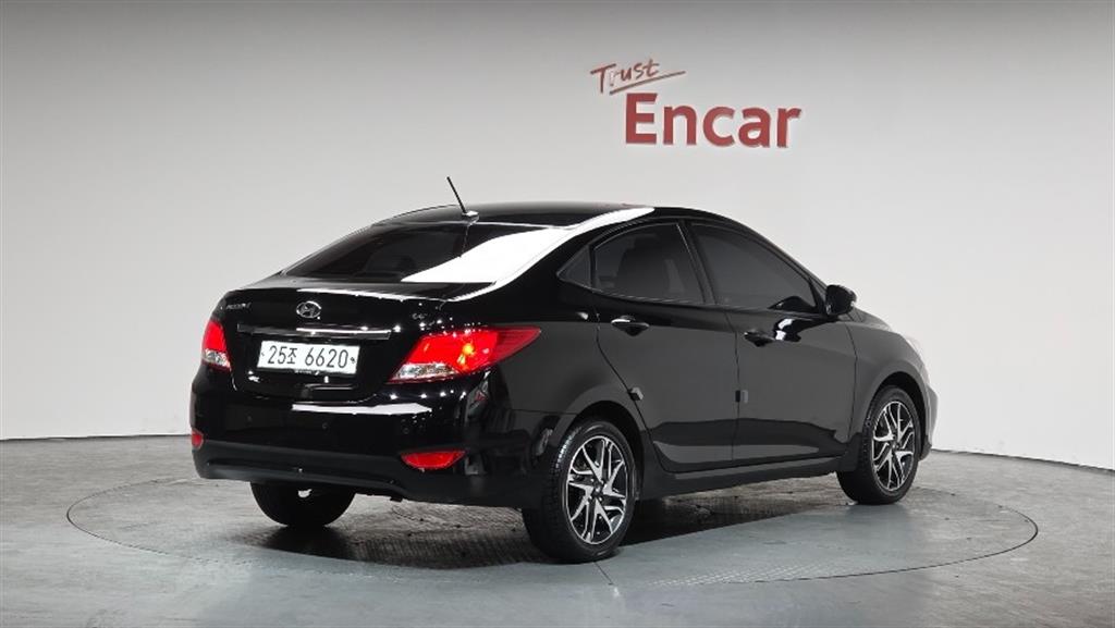 HYUNDAI Accent - Vista 2