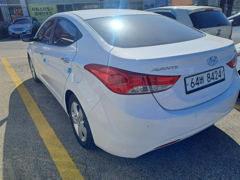 HYUNDAI Avante - Vista 5