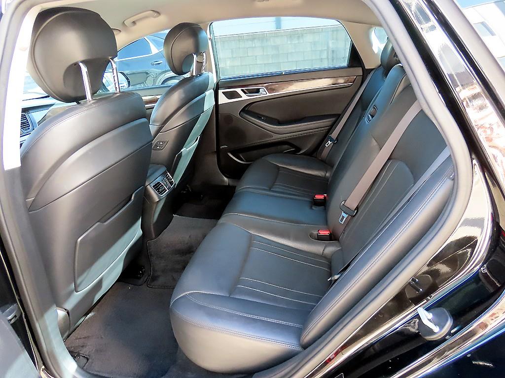 HYUNDAI Genesis - Vista 6