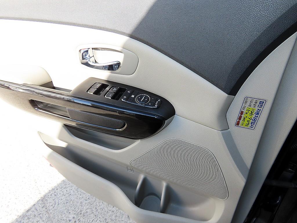 KIA Carnival - Vista 12
