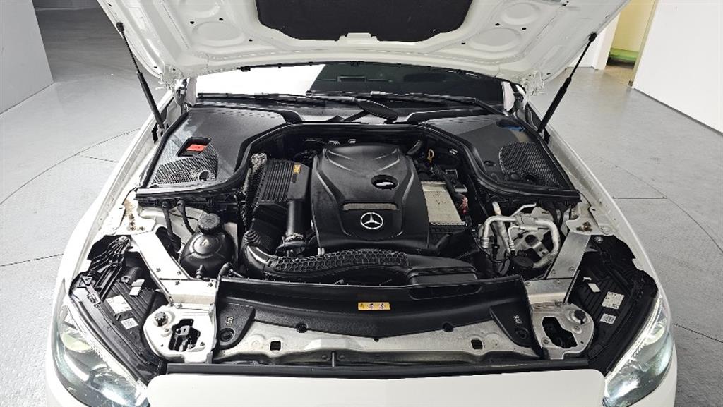 Mercedes Benz E class - Vista 6