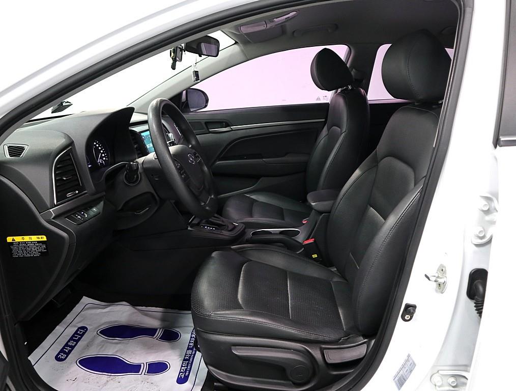 HYUNDAI Avante - Vista 9