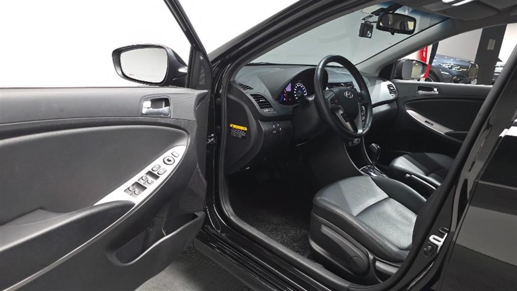 HYUNDAI Accent - Vista 11