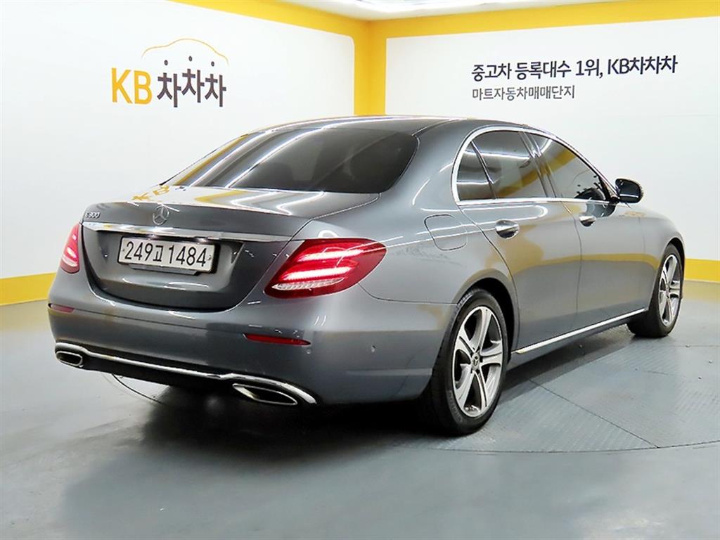 Mercedes Benz E class - Vista 4