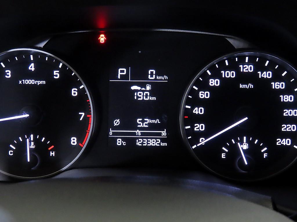 HYUNDAI Avante - Vista 9