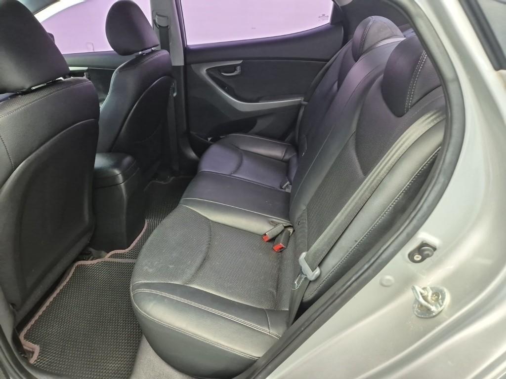 HYUNDAI Avante - Vista 12