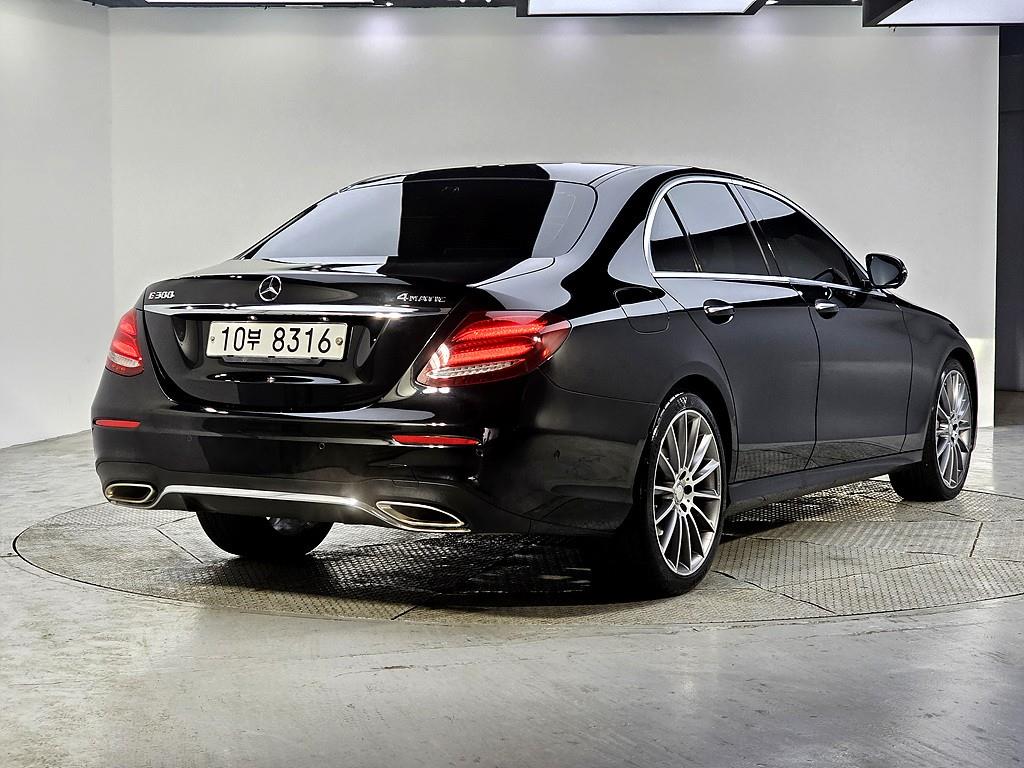 Mercedes Benz E class - Vista 4