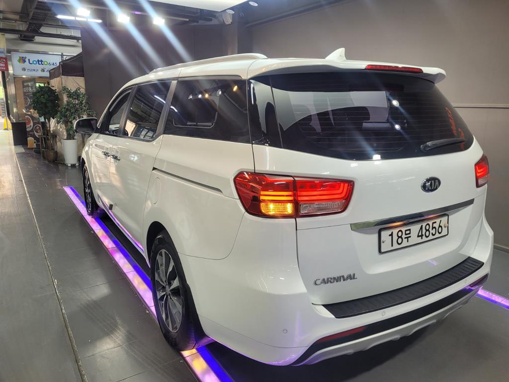 KIA Carnival - Vista 7
